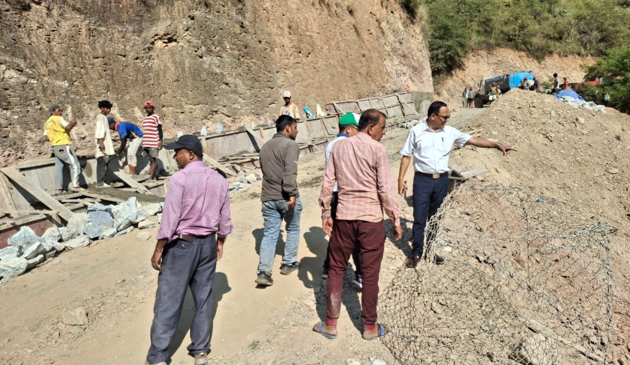 विकास निर्माण कार्यको अनुगमनको क्रममा प्र.जि.अ. श्याम कृष्ण थापा