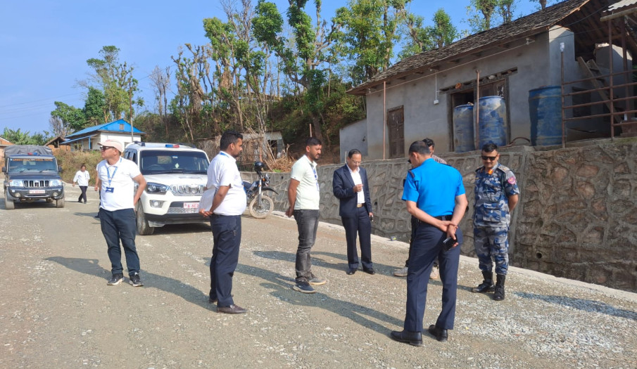 सेलेघाट-रामेछाप-साँघुटार सडकको अुनगमनको क्रममा प्र.जि.अ. श्याम कृष्ण थापा