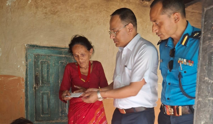 शारिरीक रुपमा अशक्त मन्थली नगरपालिका वडा नं. १३ की शान्ति बुढालाइ घरमा नै पुगी नागरिकता वितरण गर्दै प्र.जि.अ. श्याम कृष्ण थापा (२०८२-०२-१३)