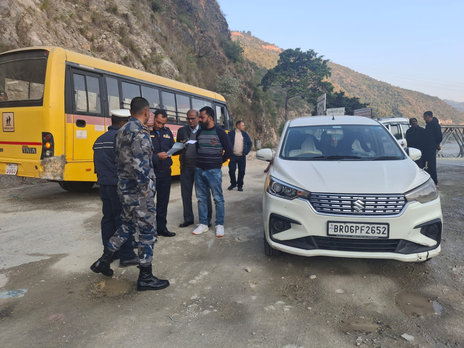 लागू औषध नियन्त्रणका लागि प्रजिअ श्याम कृष्ण थापासहित सीमा नाका सेलेघाटमा अनुगमन गर्दै जिल्ला सुरक्षा समितिका पदाधिकारीहरु २०८२-०९-१६